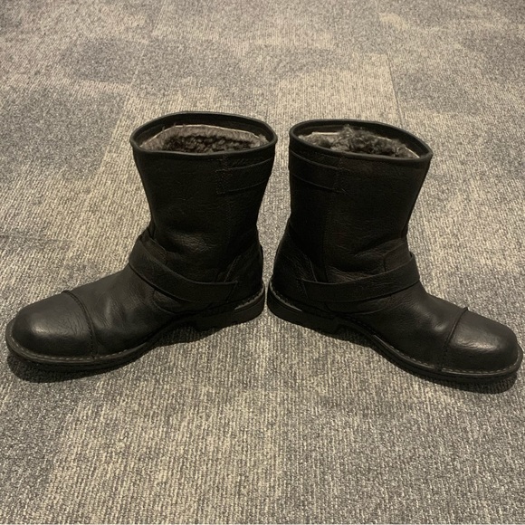 Men’s UGG® Australia Rockville II 3040 Black Leather Biker Boots (EUC) - Picture 3 of 8